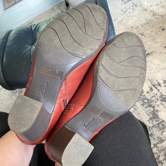 CLARKS cognac leather heeled classic style comfort heel rust vine boots 8M - Picture 8 of 8